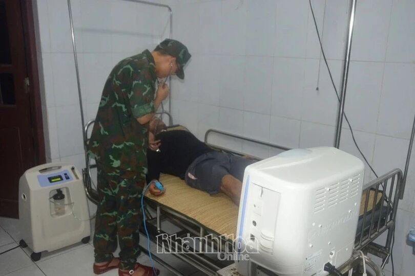 Fisherman receives emergency care at Song Tu Tay infirmary