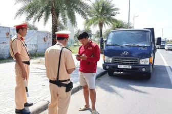 Bố trí lực lượng tuần tra, kiểm soát và xử lý nghiêm vi phạm an toàn giao thông