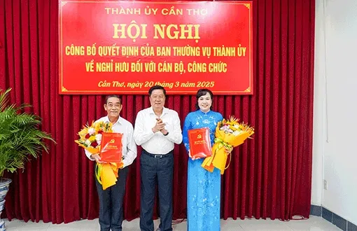 Hai đồng chí lãnh đạo, nguyên lãnh đạo các ban xây dựng đảng Thành ủy nghỉ hưu trước tuổi