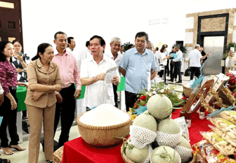 ទីវ​កឹង ផ្តុំ​កម្លាំង​អនុវត្ត​កម្ម​វិធី​ឃុំ​មួយ​ផលិត​ផល​មួយ