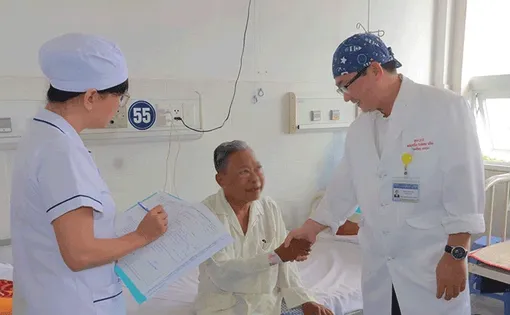 Phẫu thuật cho bệnh nhân suy thận chảy máu mũi kéo dài