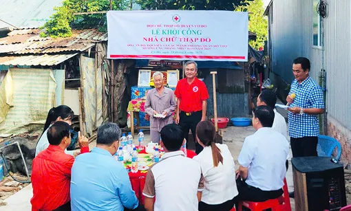 Khởi công xây dựng nhà chữ thập đỏ cho hộ nghèo