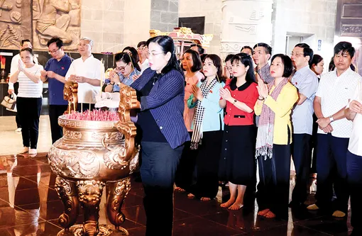 Đoàn Ủy ban Công tác đại biểu và Đại biểu Quốc hội chuyên trách dâng hương Đền Hùng