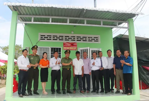 Khánh thành, bàn giao nhà và trao tặng kinh phí xây dựng nhà cho hộ nghèo, hộ cận nghèo tại Bạc Liêu