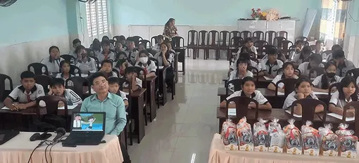 Quan tâm trang bị kiến thức, kỹ năng sống cho học sinh