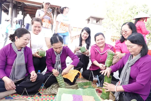 Gói bánh tét, bánh chưng - “Hướng về nguồn cội”