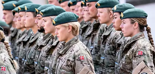 Nhiều quốc gia khuyến khích phụ nữ nhập ngũ