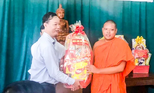 Lãnh đạo quận Ô Môn chúc Tết cổ truyền Chôl Chnăm Thmây năm 2025 tại các chùa