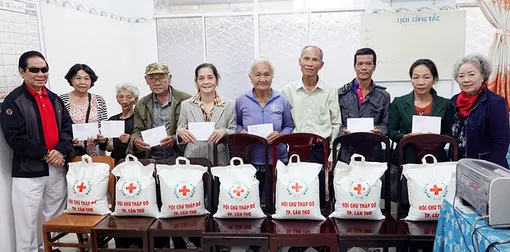 Chăm lo đời sống người tù kháng chiến