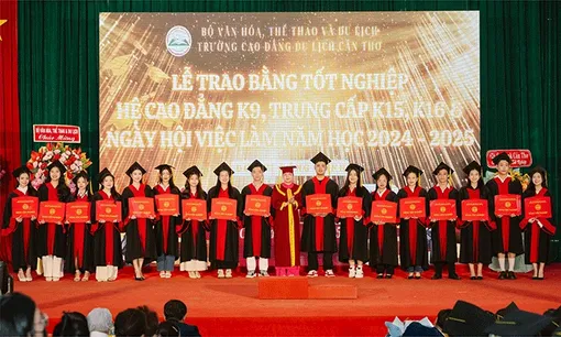 Trường Cao đẳng Du lịch Cần Thơ trao bằng tốt nghiệp cho 117 học sinh, sinh viên
