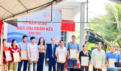 Bàn giao 20 căn nhà Đại đoàn kết