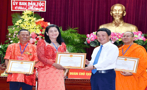អ្នក​គ្រូ​បង្រៀន​អក្សរ​ខ្មែរ​ដំ​បូង​បង្អស់​របស់​សា​លា​អន្តេ​វា​សិក