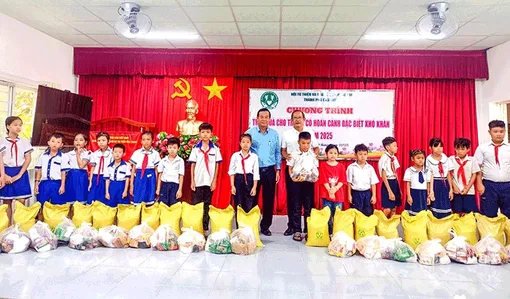 Tặng quà học sinh khó khăn ở huyện Vĩnh Thạnh