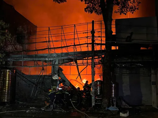 Cháy cơ sở phân phối thiết bị vệ sinh