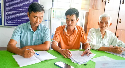 Tận tụy lo việc của dân