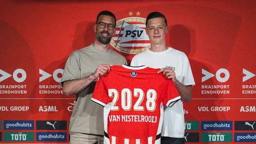Con trai huyền thoại Ruud van Nistelrooy bắt đầu hành trình chuyên nghiệp