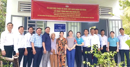 Bàn giao nhà Đại đoàn kết