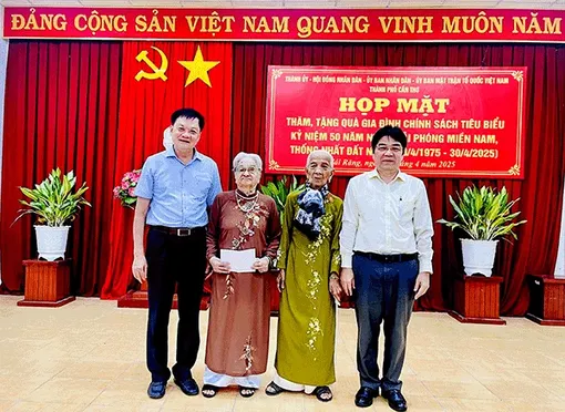 Lãnh đạo thành phố thăm, tặng quà gia đình chính sách ở quận Cái Răng