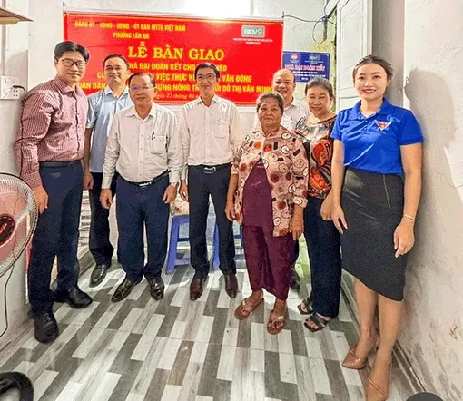 Bàn giao nhà Ðại đoàn kết