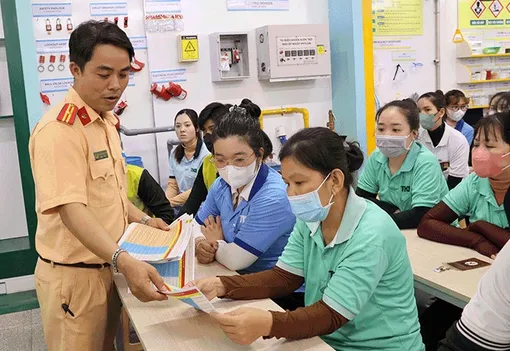Tuyên truyền quy định mới về trật tự an toàn giao thông đến công nhân lao động