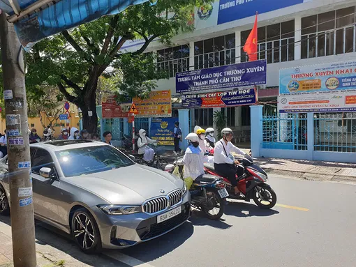 Khi đỗ xe, đừng quên bật đèn tín hiệu và đặt biển cảnh báo phía sau phương tiện