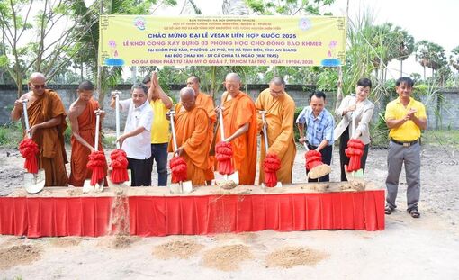 បើក​ការដ្ឋាន​សាង​សង់​សា​លា​រៀន​ជូន​ជន​រួម​ជាតិ​ខ្មែរ​នៅ​ទីរួម​ខេត្ត​ទិញ​បៀង