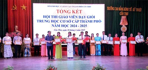 Trao giải Hội thi giáo viên dạy giỏi THCS cấp thành phố năm học 2024-2025