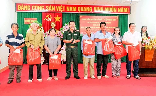Tư lệnh Quân khu 9 tặng quà gia đình chính sách ở phường Hưng Lợi