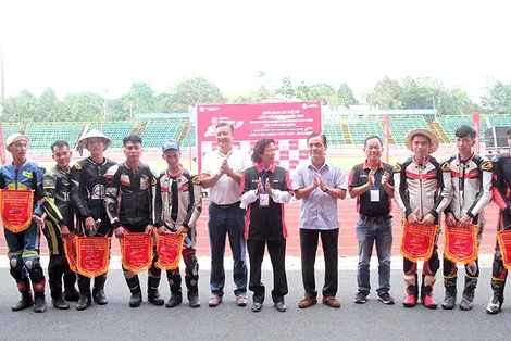 Các tay đua mô tô tranh tài gay cấn trên sân vận động Cần Thơ