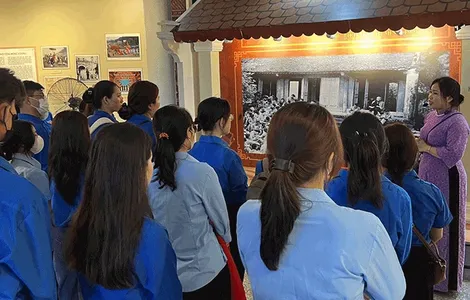 Tuổi trẻ Trường Ðại học Tây Ðô tổ chức 47 hành trình đến địa chỉ đỏ