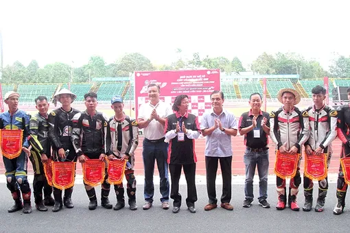 Các tay đua mô tô tranh tài gay cấn trên sân vận động Cần Thơ