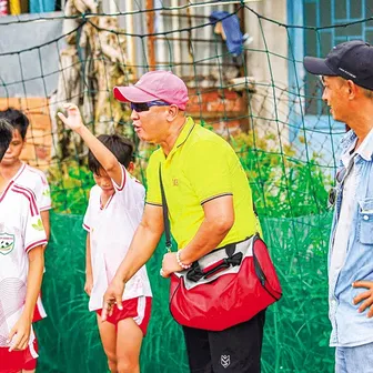 Chàng trai mù dạy… bóng đá