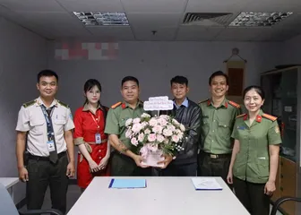 Lực lượng an ninh hàng không TP Cần Thơ hỗ trợ hành khách tìm lại tài sản bị thất lạc