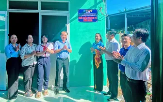 Bàn giao nhà “Khăn quàng đỏ” cho đội viên có hoàn cảnh khó khăn