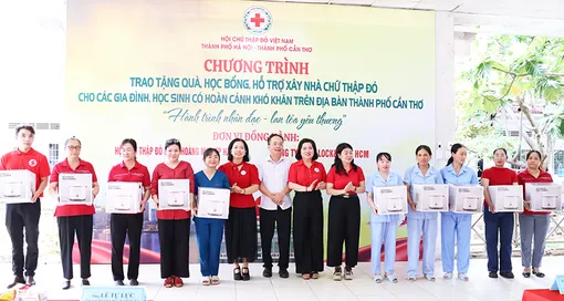 Tặng quà, học bổng, hỗ trợ xây dựng nhà cho hộ nghèo, học sinh có hoàn cảnh khó khăn