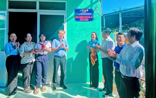 Bàn giao nhà “Khăn quàng đỏ” cho đội viên có hoàn cảnh khó khăn