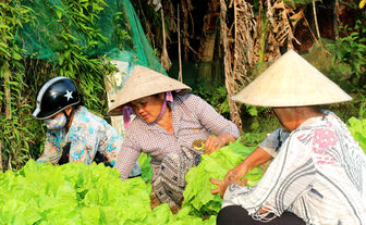 នារី​ឈាន​មុខ​រាល់​ការ​ចលនា