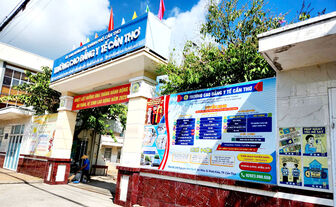 ផ្តល់​ពិ​គ្រោះ​ដល់​សិស្ស​ក្រោយ​ពី​រៀន​ចប់​អនុ​វិទ្យា​ល័យ