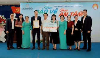 Hanwha Life Việt Nam tiếp bước đến trường cho học sinh khó khăn tại Cần Thơ