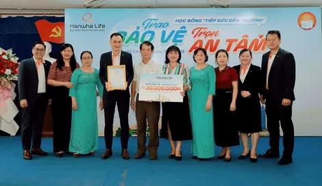 Hanwha Life Việt Nam tiếp bước đến trường cho học sinh khó khăn tại Cần Thơ