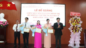 Bế giảng lớp cao cấp chính trị hệ không tập trung K17B6-CT