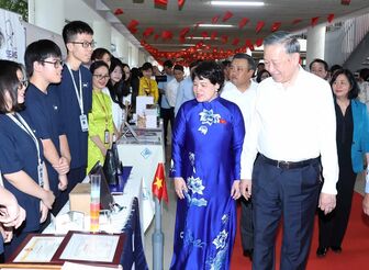 Party chief requests promoting innovation, digital transformation in schools