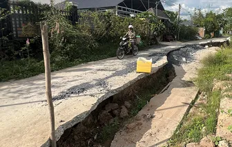 Người dân kiến nghị khắc phục đoạn đường sụp lún ở rạch Mật Cật