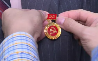 Ban Thường vụ Thành ủy tặng và truy tặng Huy hiệu Đảng cho 441 đảng viên