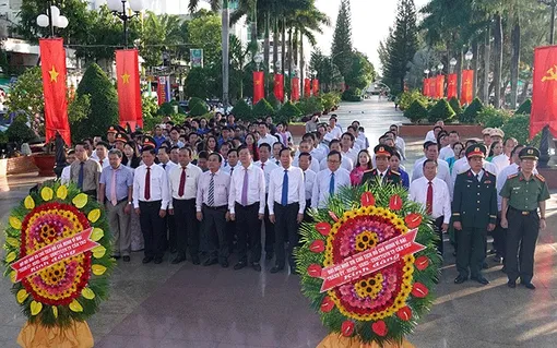 Lãnh đạo TP Cần Thơ viếng Tượng đài Chủ tịch Hồ Chí Minh