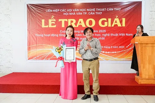 Trao giải Cuộc thi sáng tác thơ nhân dịp tổng kết 50 năm nền văn học, nghệ thuật Việt Nam sau ngày đất nước thống nhất