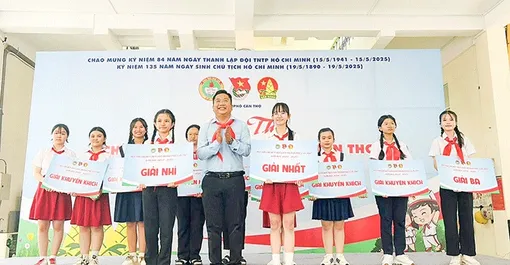 Trao giải cho các thí sinh đạt thành tích cao tại Hội thi Chỉ huy Ðội giỏi TP Cần Thơ