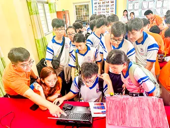 Học sinh hào hứng tham gia Ngày hội trải nghiệm STEAM và Robotic