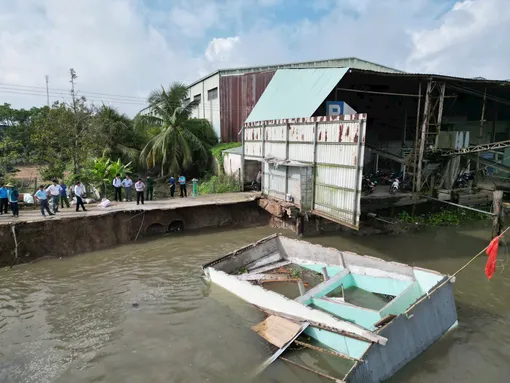 Sạt lở làm sụp đổ hoàn toàn 1 căn nhà tại huyện Thới Lai