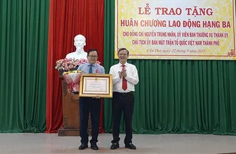 Ông Nguyễn Trung Nhân, Chủ tịch Ủy ban MTTQVN thành phố, nhận Huân chương Lao động hạng Ba